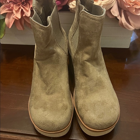 Pierre Dumas Tan Suede Ankle Boots NWOB - Picture 1 of 7